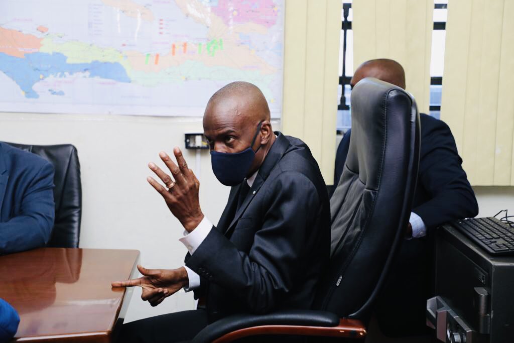 moisejovenel's tweet photo. En présence du PM @JoutheJoseph, du Ministre de la Justice, j’ai visité le Bureau de l’ONI. J’en ai profité pour procéder à la remise d’équipements et de matériels devant servir à intensifier la production et la livraison de la carte d’Identification Nationale à travers le pays. https://t.co/M7FxE2qJzf