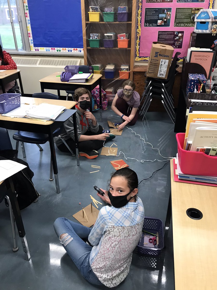 MrsGalanopoulos's tweet photo. @MrsGalanopoulos Constructing Catapults! https://t.co/yQwoMK5ihD