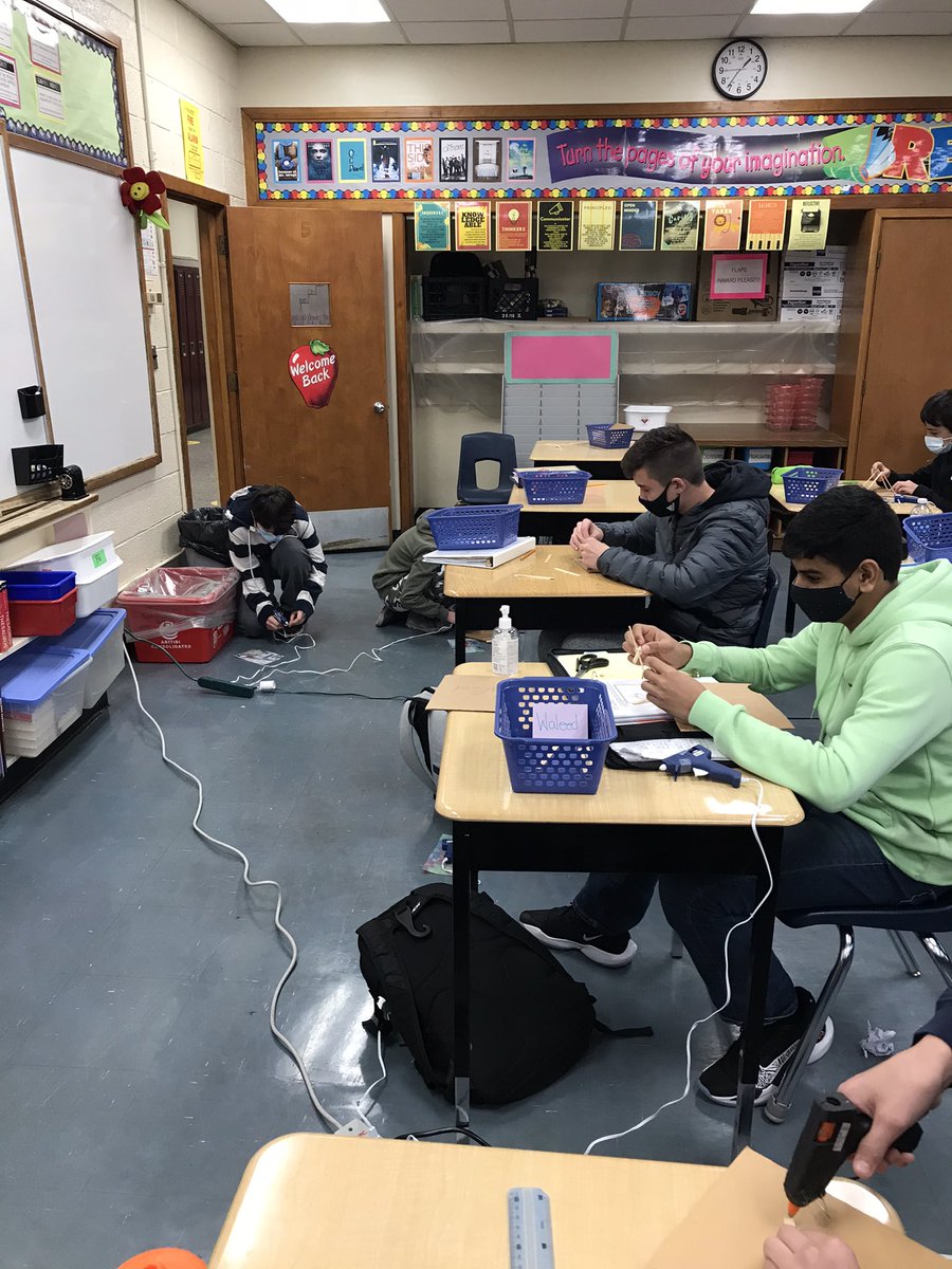 MrsGalanopoulos's tweet photo. @MrsGalanopoulos Constructing Catapults! https://t.co/yQwoMK5ihD