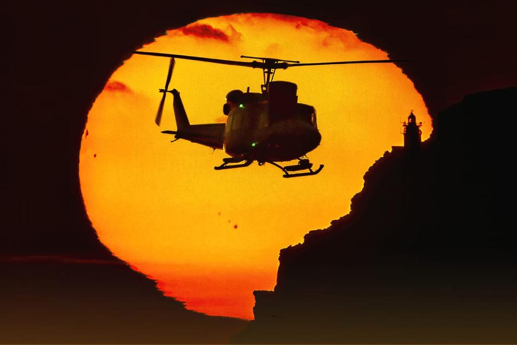 Armada_esp's tweet photo. No, no es el cartel anunciador de la película #ApocalyseNow, sino los 🚁AB-212 (Gato🐱) de la #3ªEscuadrilla de la Flotilla de Aeronaves en su adiestramiento con los operadores de #FuerzaDeGuerraNavalEspecial.

#BuenasNoches⚓️🇪🇸 #SomosLaArmada https://t.co/velPNm109O