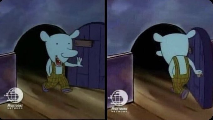 Замечательно выходит мем. Молодой человек у двери. Фильм комната 1408 дверь. Синий человечек в котопсе. Мужчина в дверном проеме.