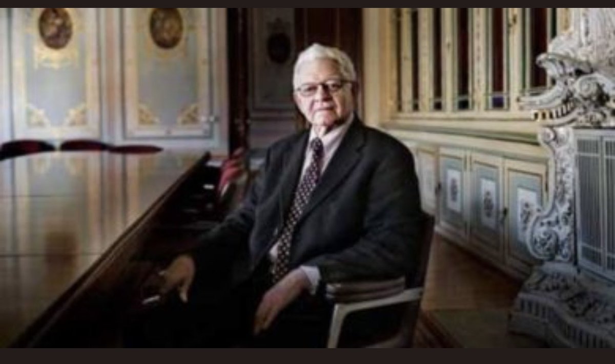 Önce tohum sattılar, bu tohum böcekleri çekti. Böceklerden kurtulmak için “Al şu ilacı sık” dediler, ilaçlı bitkileri yiyen insanlar hasta oldu; Hastalanan insanları iyileştirmek için de “Al şu aşıyı ol” dediler! 
Üstelik tüm bunları yapan hep aynı şirketti.

-Oktay Sinanoğlu