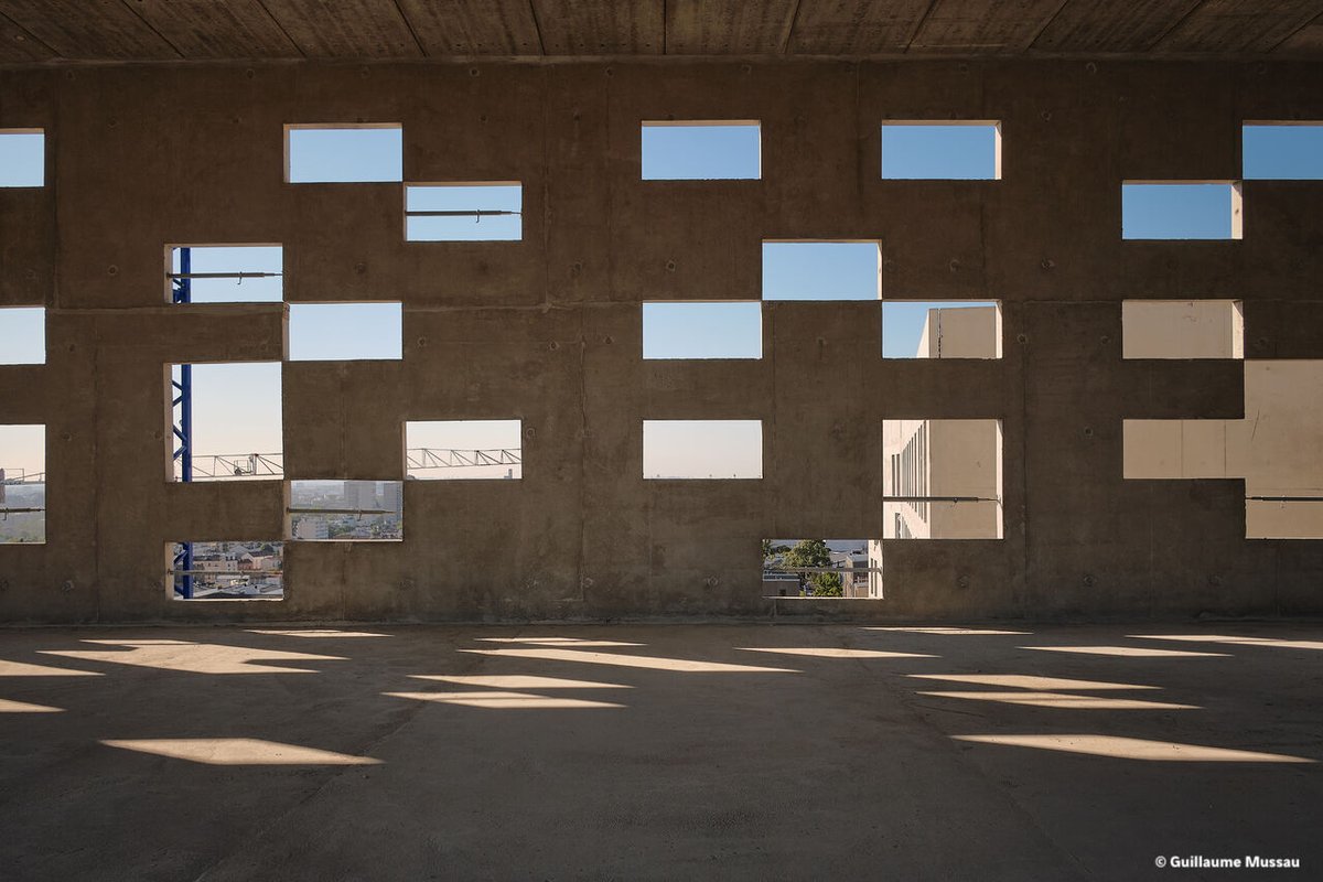 VINCIConstrucFR's tweet photo. #PyramidesdArgent 2020 : réalisé par notre filiale #Sicra IDF, le campus étudiants Car Ivry #IvrySurSeine remporte le prix du #BIM👏
Parmi les atouts de l'ouvrage :
▪️ sa compacité de par l’imbrication des volumes bâtis
▪️ sa mixité d'usages (école, résidence, équipement sportif) https://t.co/Ed3WiZiKBU