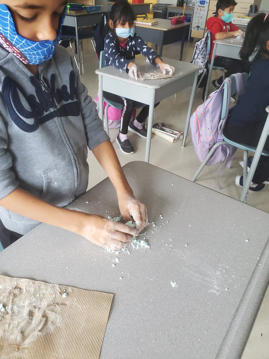 MmeGalluzzo's tweet photo. This week the #sciencefun continues as gr. 2s continue to #experiment with different liquids and solids to test their predictions and investigate other mixtures. Today we had fun making "slime" by mixing water &amp; cornstarch. @BritanniaPS https://t.co/sRQUaiIh6X