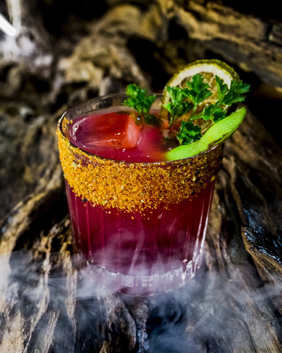 LetsSake's tweet photo. 𝒦𝓊𝓈𝒽𝒶𝓇ℴ ❤️
. Mezcal y licor ancho Reyes  con zumo de toronja y un toque de jarabe de jamaica , escarchado con togarashi y acompañado de edamame asado . 
Reservas :
. Whatssapp: 998 494 8441
. Teléfono : 9988 217 7448
. https://t.co/t2Lg24GdCt 
.#sushibar #cancun #hiromi https://t.co/E1iDaVROOo