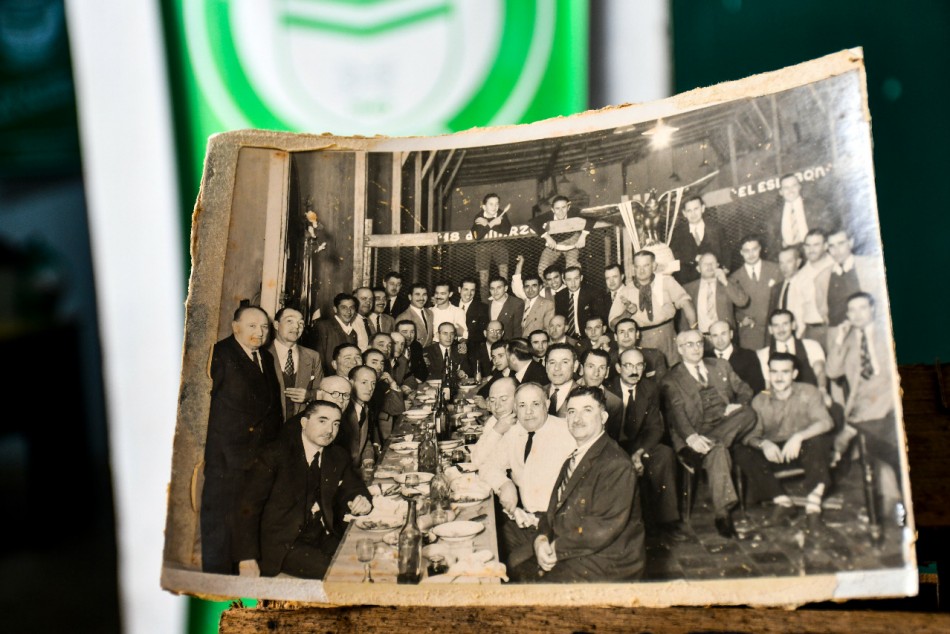 MuniRosario's tweet photo. EL ESLABÓN, EL CLUB RECUPERADO DEL ABASTO
⚽🏀 Conocé la historia del club que se puso nuevamente de pie gracias al empuje de un grupo de vecinos de la zona que iniciaron una campaña para mantenerlo con vida 🤝. 
➡ https://t.co/dhUmDSbLan https://t.co/8HC3u5S9Y4
