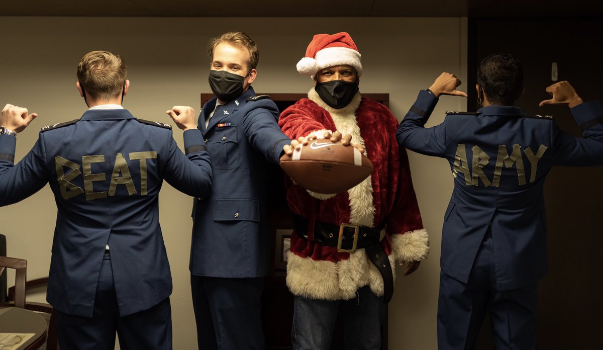 cayden_raymond's tweet photo. What’s the point in taking Christmas pictures if they’re not with a 3-Star General in a Santa suit https://t.co/9n48uhzGN9