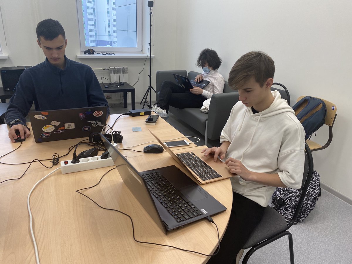 Команда PinkSquare ОЦ Южный город принимает участие в региональном IT хакатоне. Ребята третий день активно работают над созданием прототипа мобильного приложения, определяющего срок годности продуктов. Впереди защита проекта. Желаем удачи!