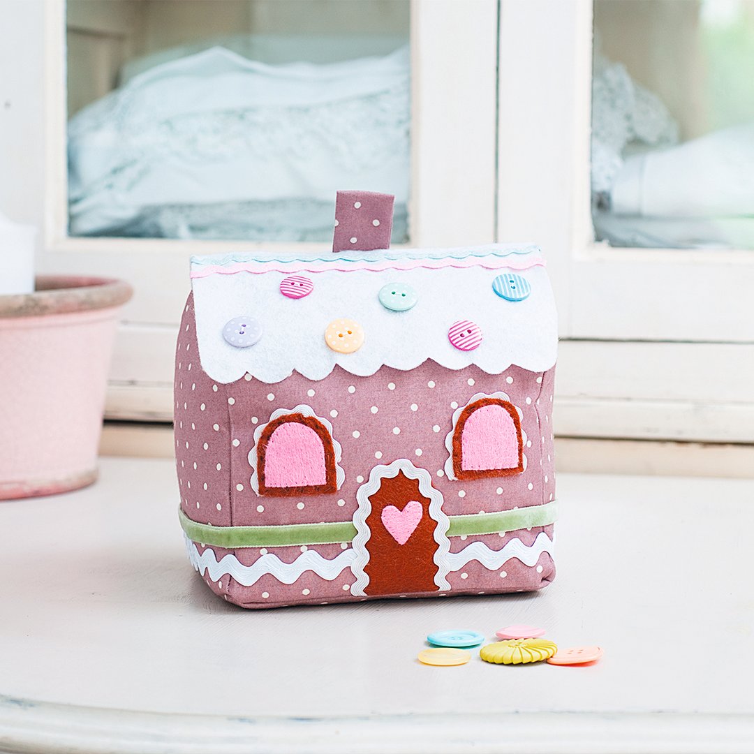 candismagazine's tweet photo. Learn how to make this festive gingerbread doorstop from @MAKEetcBooks in the December issue of Candis magazine.
Keep your eyes peeled for a special Black Friday subscription offer!👀
#BlackFriday #candismagazine #christmas #crafts https://t.co/RCQgn1IY3b