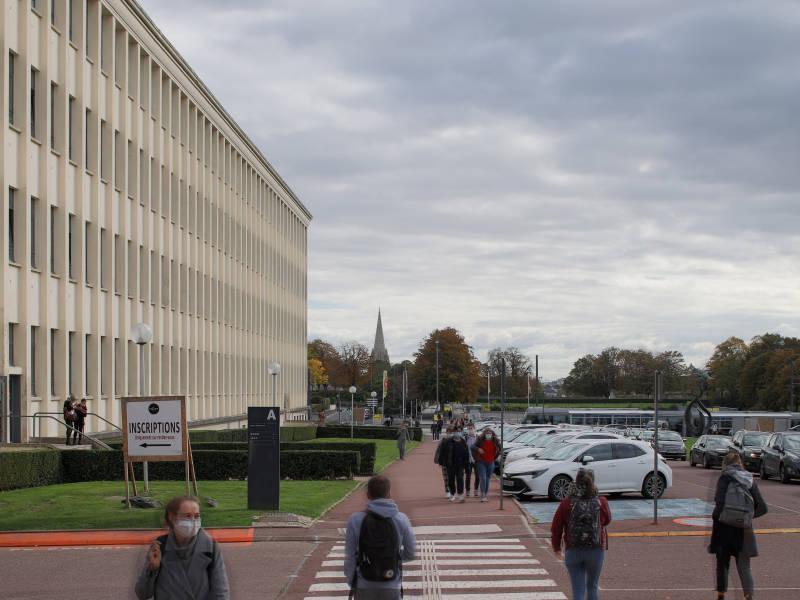 Le_NouvelObs's tweet photo. 10 universités demandent à rouvrir dès janvier avec une jauge de 50 % https://t.co/qYqXsbtjFV https://t.co/HOfKTGG76L