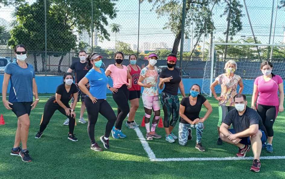acmsaopaulo's tweet photo. Essa turminha de acemistas da #ACMNorte está mandando bem nas aulas de #TreinamentoFuncional. Nesse calor, todo mundo participa dos circuitos do lado de fora da unidade, na quadra de grama sintética. Aliás, a mulherada também joga #Society por lá, viu!? Exemplo para muita gente! https://t.co/X4fAe2dcL9