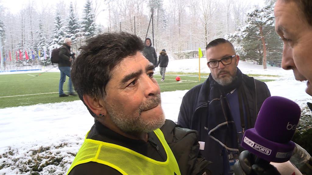 Djameldjabali's tweet photo. Adiós Diego ...
في اول مرة التقيته صباحا بعد مباراة في مقر الفيفا و في المساء حينما التقيته ثانية ناديته فالتفت و قال:  انت هنا يا صديقي كان دائما ما يستقبلني بالحضن في المرات القليلة التي القينا فيها .
امتعنا بكرة قدم قليلون من فعلوا مثله .
وداعا يا صديقي لن ننساك https://t.co/V9d9IiNhkz