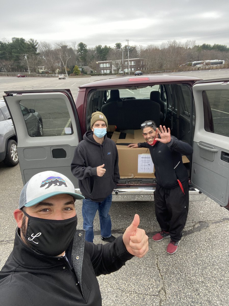 wbzSausville's tweet photo. For nearly 50 years @LombardosEvents opened its doors on #Thanksgiving for hundreds who had no place to go or food to eat. They’ve been hit hard by #Covid, but that didn’t stop them from giving back again this year. They made nearly 4,000 meals &amp; delivered them. @wbznewsradio https://t.co/0N6GgEepMH