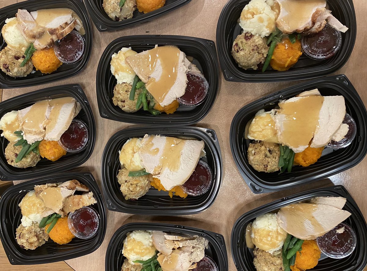 wbzSausville's tweet photo. For nearly 50 years @LombardosEvents opened its doors on #Thanksgiving for hundreds who had no place to go or food to eat. They’ve been hit hard by #Covid, but that didn’t stop them from giving back again this year. They made nearly 4,000 meals &amp; delivered them. @wbznewsradio https://t.co/0N6GgEepMH