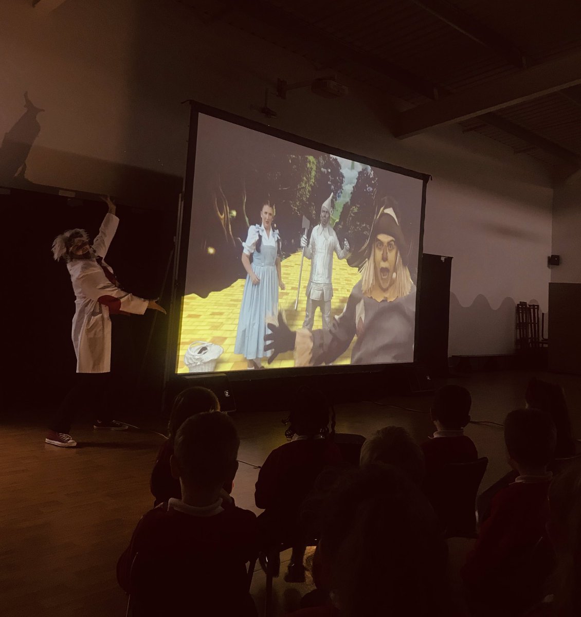 MissMitri's tweet photo. Thank you so much @MandMTheatrical for your wonderful (covid friendly) performance of The Wizard of Oz! 🌈We all thoroughly enjoyed the show. Some words from the children included: “It was the best thing ever!” “It was BRILLIANT!” 👏🏼 @LowerWootton https://t.co/n0iY7iPNKs