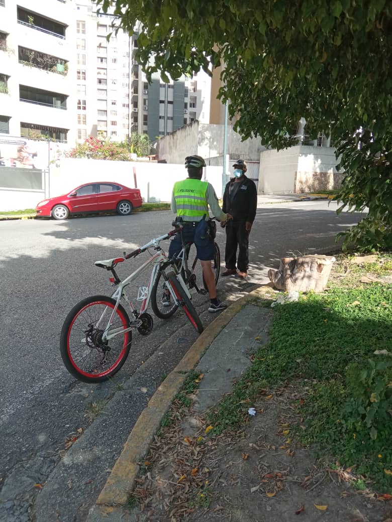 #25deNoviembre | Cumpliendo con los lineamientos de nuestro Director General para la atención a los vecinos, se realiza recorrido y contacto directo en materia de seguridad dentro de la Urb. Terrazas del Ávila.
<a href="/DenunciasTDA/">Denuncias Terrazas</a>
<a href="/asoteainforma/">ASOTEA</a> 
#PolisucreContigo
