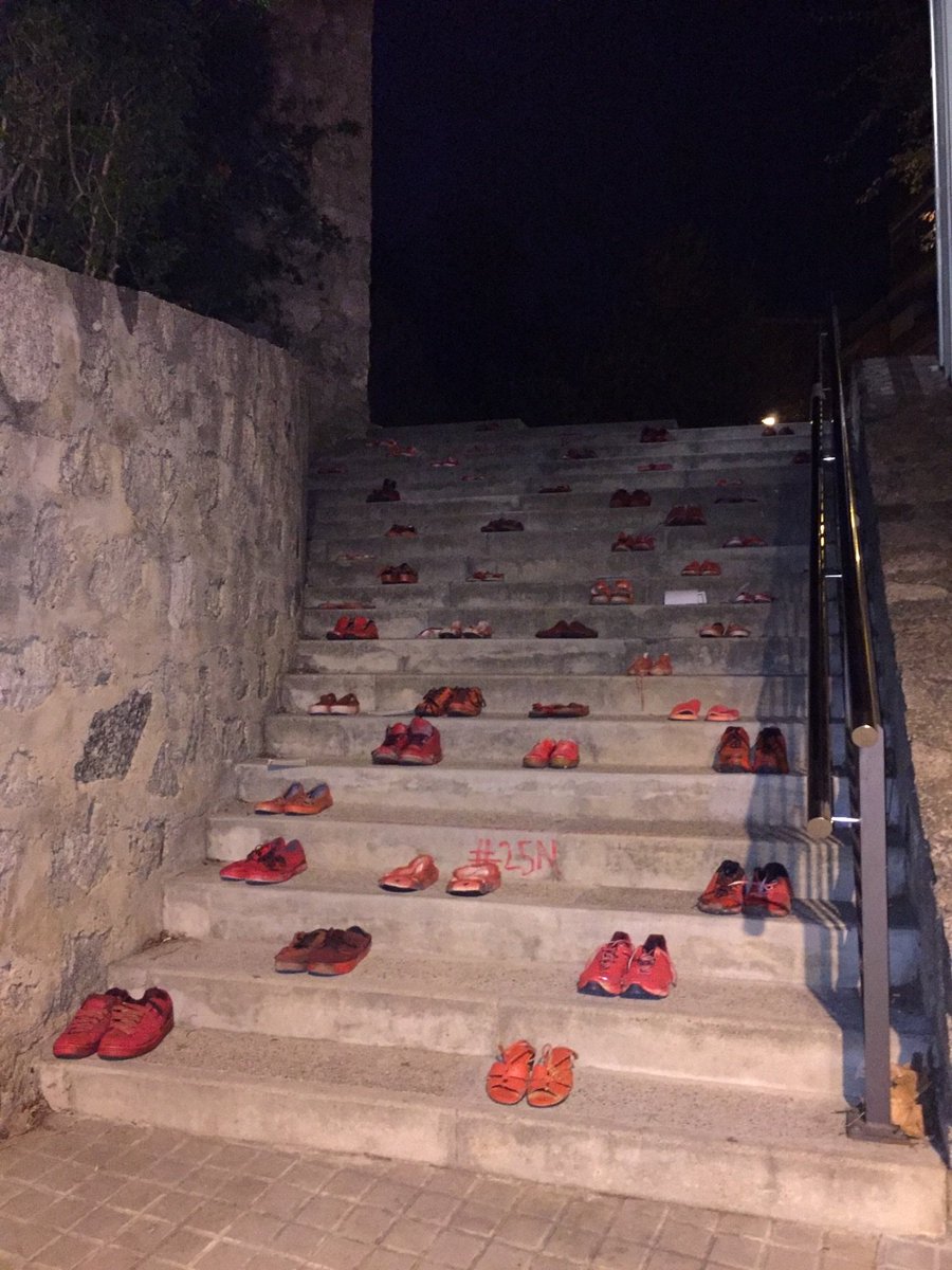 Som les 1164 assassinades des del 2010, som totes elles.
Estem cansades de ser números invisibles, mira’ns, som cada parell de sabates quiet aquí. Som el color vermell, i no de sang, sinó de ràbia. Inundem carrers i places, mira’ns i ja no ens podràs deixar de veure mai.
#25Nov