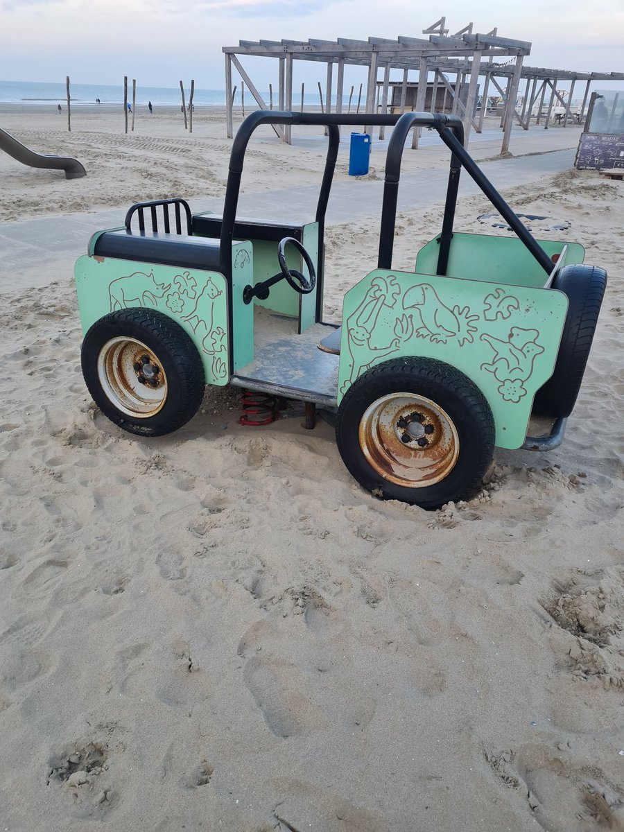 rochellaxy's tweet image. Ik: Kijk, een jeep! Gaan we op safari naar Afrika?
Dochter (4): Kan niet, corona.