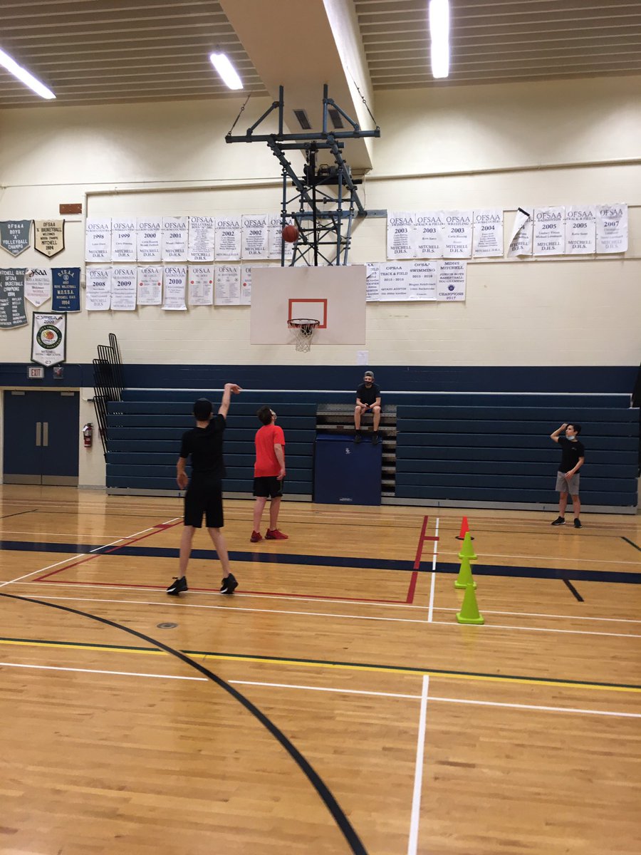 MigchelsMandy's tweet photo. @MitchellDHS #ppl1o completing #fun #basketball relays #buzzerbeater #skills #shooting #GoBlueDevils https://t.co/6uZbFmz15q