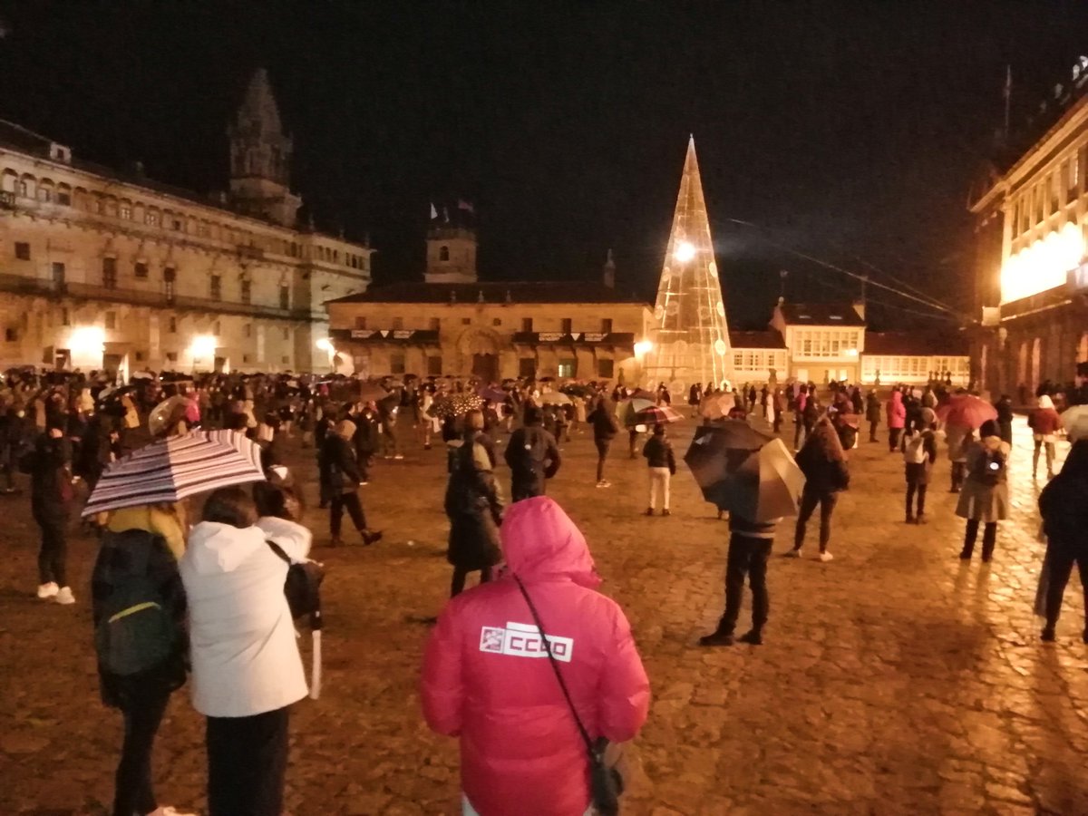 💜 #CompostelaEnNegro concentramosnos para rexeitar e facer visibles todas as #ViolenciaS  contra as mulleres dende as <a href="/ccoogalicia/">S. N. de CCOO Galicia</a>  co  FEMINISMO DE CLASE abre os ollos. #25NViolenciaS