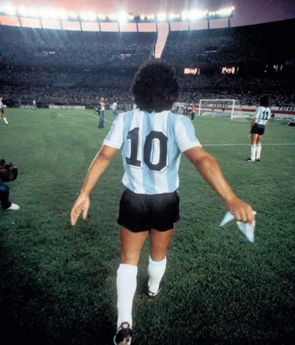 maximazzon's tweet image. "No me importa lo que hizo Diego con su vida, me importa lo que hizo con la mia ".. frase galactica de Fontanarrosa. 
Adentro y afuera de la cancha, siempre Maradona!