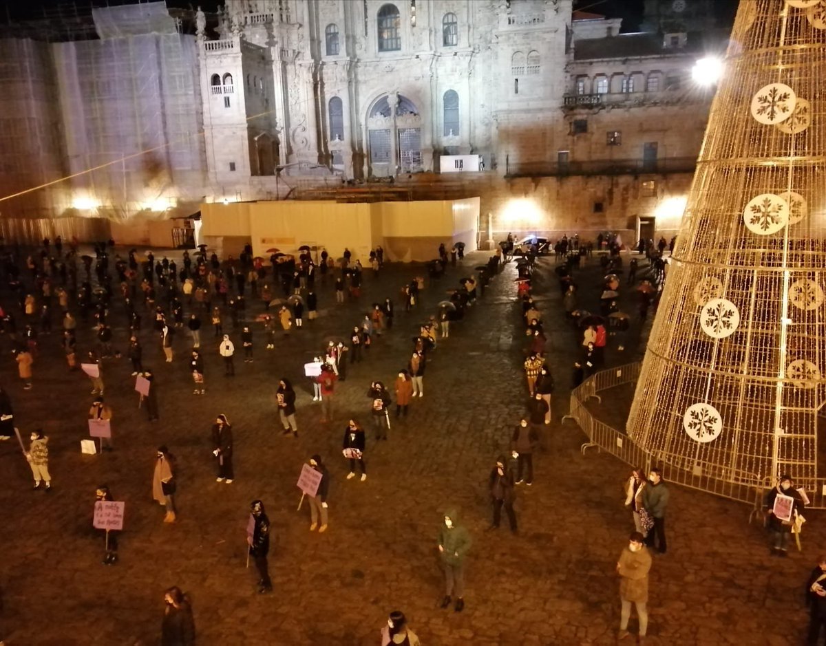 R_Sarmiento_S's tweet photo. 💜 #CompostelaEnNegro concentramosnos para rexeitar e facer visibles todas as #ViolenciaS  contra as mulleres dende as @ccoogalicia  co  FEMINISMO DE CLASE abre os ollos. #25NViolenciaS https://t.co/pQkNzkG2Wi