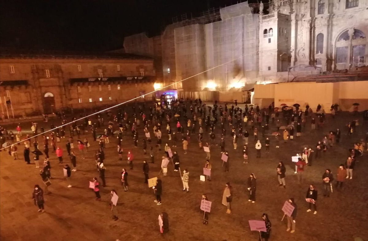 R_Sarmiento_S's tweet photo. 💜 #CompostelaEnNegro concentramosnos para rexeitar e facer visibles todas as #ViolenciaS  contra as mulleres dende as @ccoogalicia  co  FEMINISMO DE CLASE abre os ollos. #25NViolenciaS https://t.co/pQkNzkG2Wi