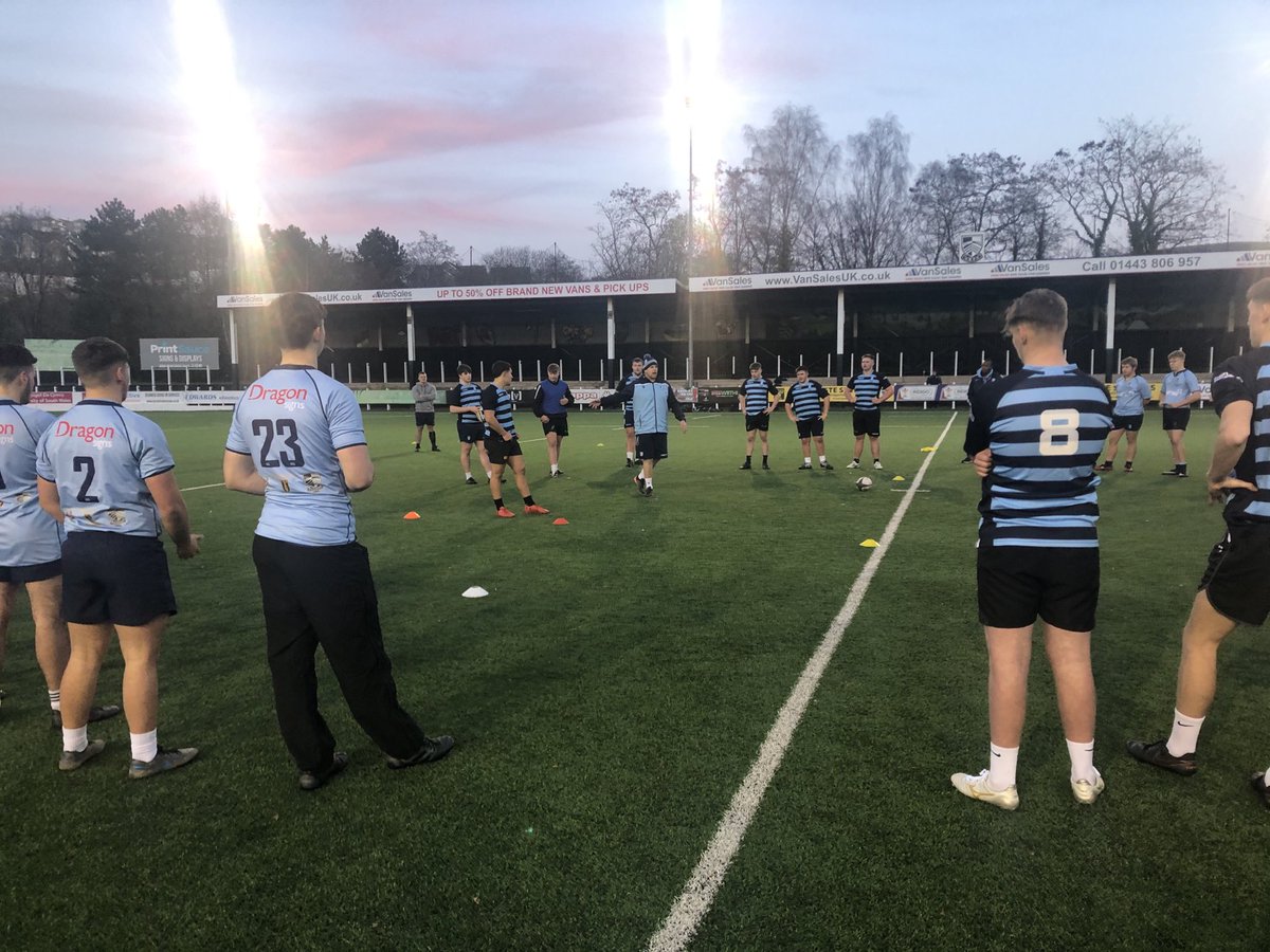 Cardiff_Pathway's tweet photo. Fantastic second masterclass with our U18s players and working closely with our schools and colleges. Great delivery of forwards attacking principles and skills from senior coach T.Rhys Thomas #runcatchrun https://t.co/VFfTB6KceF