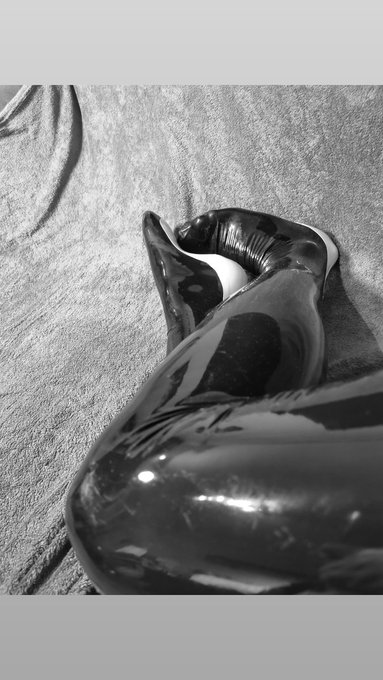 Shiny rubber legs  #latex #fetish #rubberdoll #feet https://t.co/bDGJYrGgrA<a href="/tag/latex"class="tags">#latex</a><a href="/tag/fetish"class="tags">#fetish</a><a href="/tag/rubberdoll"class="tags">#rubberdoll</a><a href="/tag/feet"class="tags"><span>#feet</span></a>