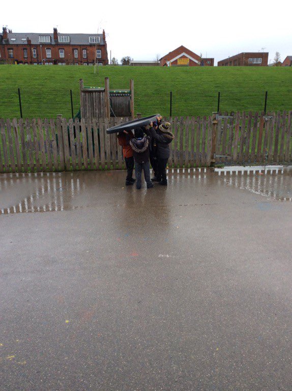 What a delightful morning I had in reception! A highlight today was seeing this cooperation when two boys were struggling to move a tray! Great teamwork! @YMartinEYFS @coopnightingale