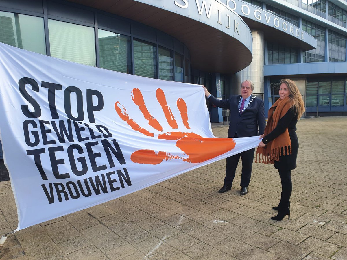 Het is internationale Dag tegen Geweld tegen vrouwen. En de aftrap van de Week zonder Geweld. Ook #Rijswijk zegt NEE tegen geweld! Om dit kracht bij te zetten heb ik met wethouder <a href="/LIBentvelzen/">Larissa Bentvelzen</a> de vlag gehesen van de actie Orange The World. #weekzondergeweld #orangetheworld