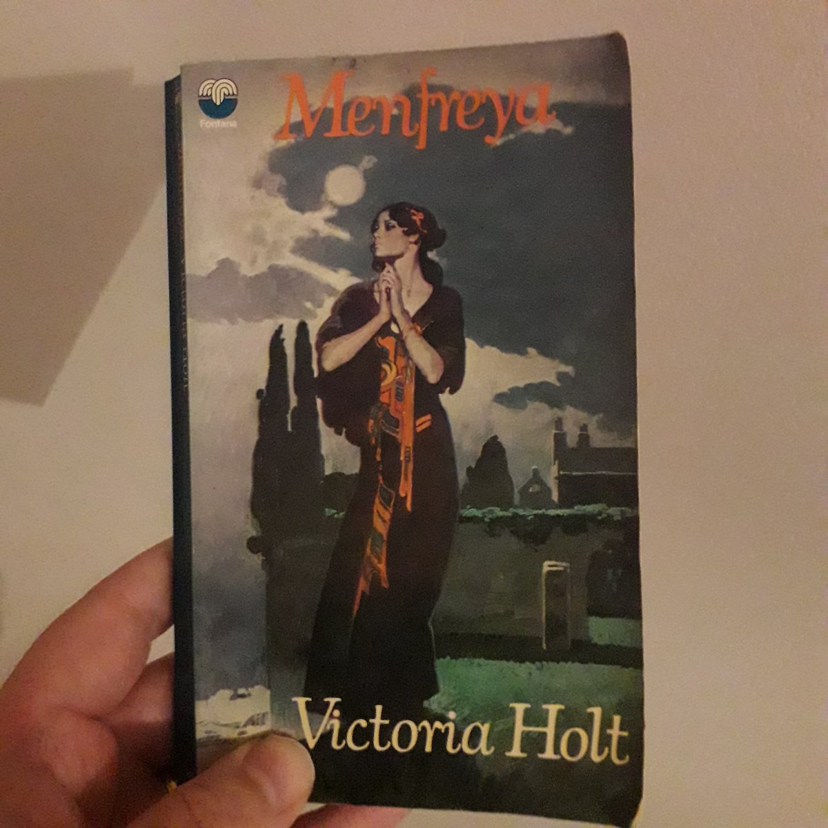 "Who is your favourite gothic romance writer?" Ooh, tricky but I'm going with Victoria Holt - and not just because I'm re-readig her at the moment!My least favourite writer? A gentleman never tells...