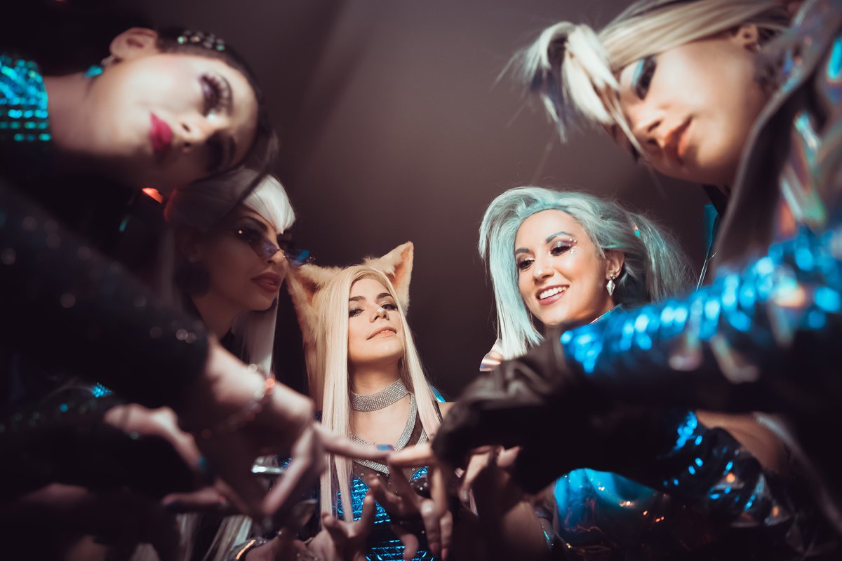 League of Legends Brasil (@lolegendsbr) on Twitter photo Seja com covers, fanarts ou todo tipo de criação, queremos celebrar a nossa comunidade brasileira que amamos tanto!
Por isso, convidamos as cosplayers <a href="/luhimura/">Lu Himura 🍥</a>, <a href="/KitsuneRaposa/">Aquela raposa arco-íris que faz Cosplay da Ahri</a>, <a href="/MoSomenzari/">Mônica Somenzari ψ(`∇´)ψ</a>, Chibs e <a href="/adami_langley/">Adami Langley</a> para vestirem o K/DA por aqui!
Se liga na thread e veja mais: Seja com covers, fanarts ou todo tipo de criação, queremos celebrar a nossa comunidade brasileira que amamos tanto!
Por isso, convidamos as cosplayers <a href="/luhimura/">Lu Himura 🍥</a>, <a href="/KitsuneRaposa/">Aquela raposa arco-íris que faz Cosplay da Ahri</a>, <a href="/MoSomenzari/">Mônica Somenzari ψ(`∇´)ψ</a>, Chibs e <a href="/adami_langley/">Adami Langley</a> para vestirem o K/DA por aqui!
Se liga na thread e veja mais: