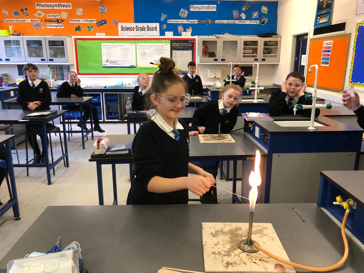 NorhamScience's tweet image. Year 7 back in science labs means one thing - Bunsen burner licenses! @norhamhigh