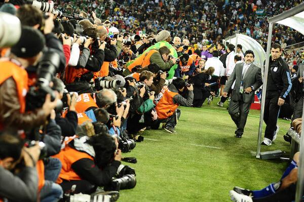 KleimanPablo's tweet image. A todxs lxs que remarcan las miserias de Maradona, les deseo que nunca tengan la cantidad de camaras y micrófonos registrando cada segundo de sus vidas.
Se darían cuenta que son bastante iguales o peores que Diego -y sin haber hecho felices a tantos-