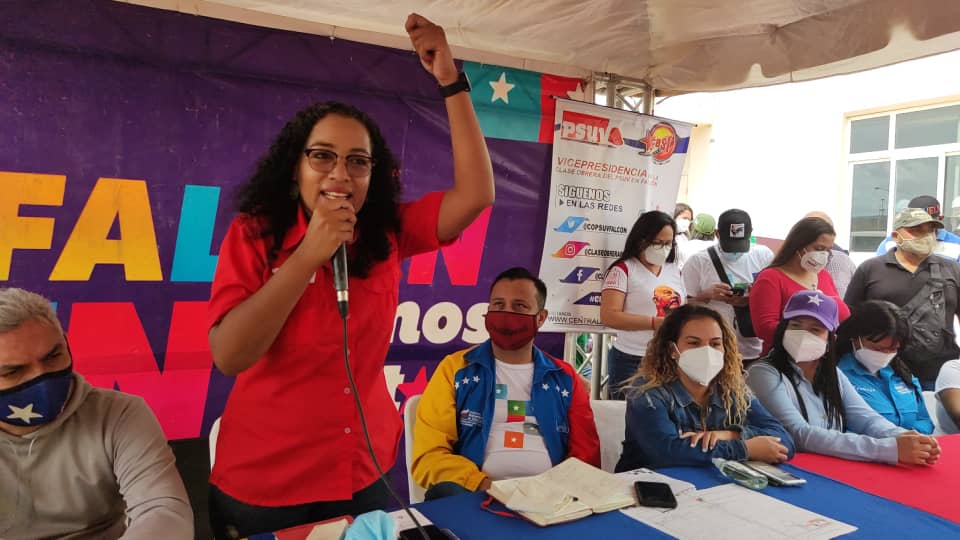 ObreraOccidente's tweet photo. Desde el estado Falcón compartiendo con las y los candidatos de la patria. Escuchando sus propuestas y afinando detalles para este 6-D. #PorSiempreChavezYFidel https://t.co/K2Ef8x1Sdv