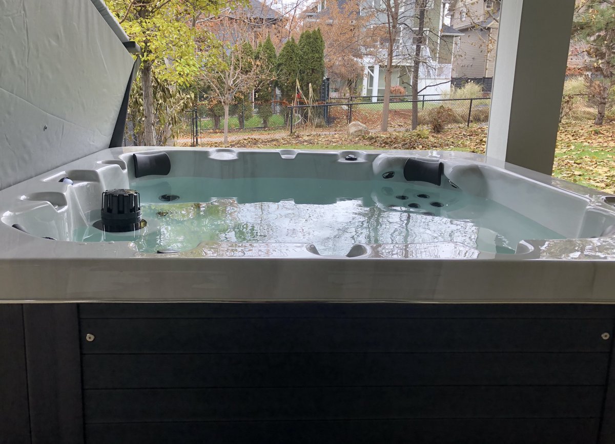 arctic_spas's tweet photo. Beautiful fall day to install hot tubs - this Core Series Aurora provides quality hydrotherapy, advanced filtration and perimeter-insulated energy efficiency in a very affordable package. #arcticspas #arcticspaskelowna #hottub #energyefficiency #perimeterinsulation #heatlock https://t.co/yHtlSSCxDS
