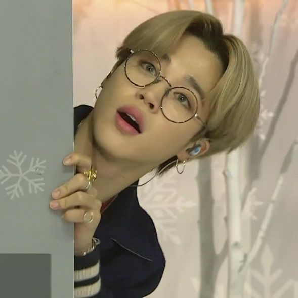 luvflwerr's tweet photo. ⁶ ↱`🧺
¡hey!, *hug* from jimin to 
@jjngkkers 🍰

"se que un abrazo es lo que más necesitas en estos momentos y si eso te hace feliz voy a mandártelos seguido, te amo♡" https://t.co/QkXcAns2Wn