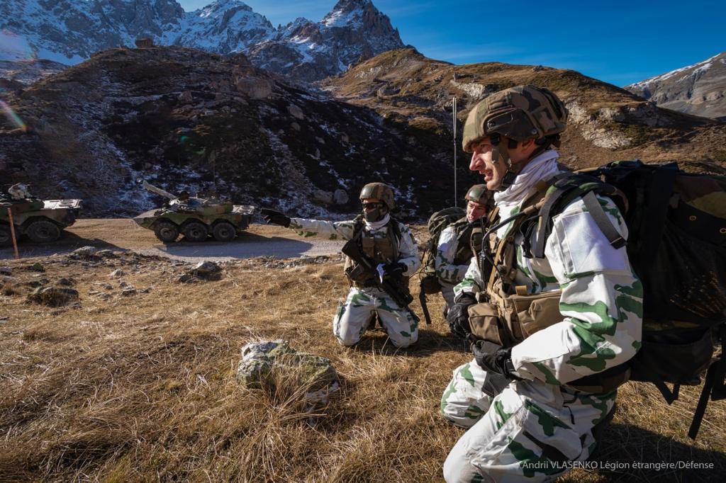CDC_2eREG's tweet image. Les légionnaires du #2REG poursuivent leur entraînement pour les opérations montagne grand froid #OMGF avec la @27bim. Un opportunité unique pour consolider des savoir-faire spécifiques. 
#PrepaOps