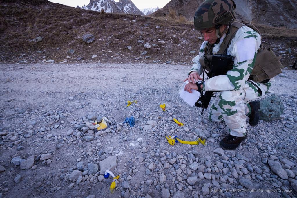 CDC_2eREG's tweet image. Les légionnaires du #2REG poursuivent leur entraînement pour les opérations montagne grand froid #OMGF avec la @27bim. Un opportunité unique pour consolider des savoir-faire spécifiques. 
#PrepaOps