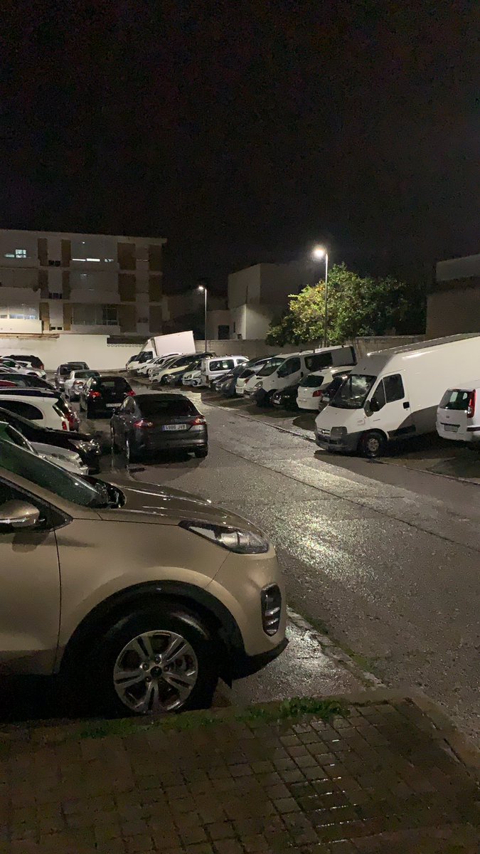 CheguaCorona's tweet photo. @ginespolicia aparcamiento calle Haza de Liendo. Hoy. 20.30 h. 5 coches aparcados en doble fila. Furgoneta medio salida. Dos coches más en la esquina. Esto es inaguantable. https://t.co/uo3RYyKEOI