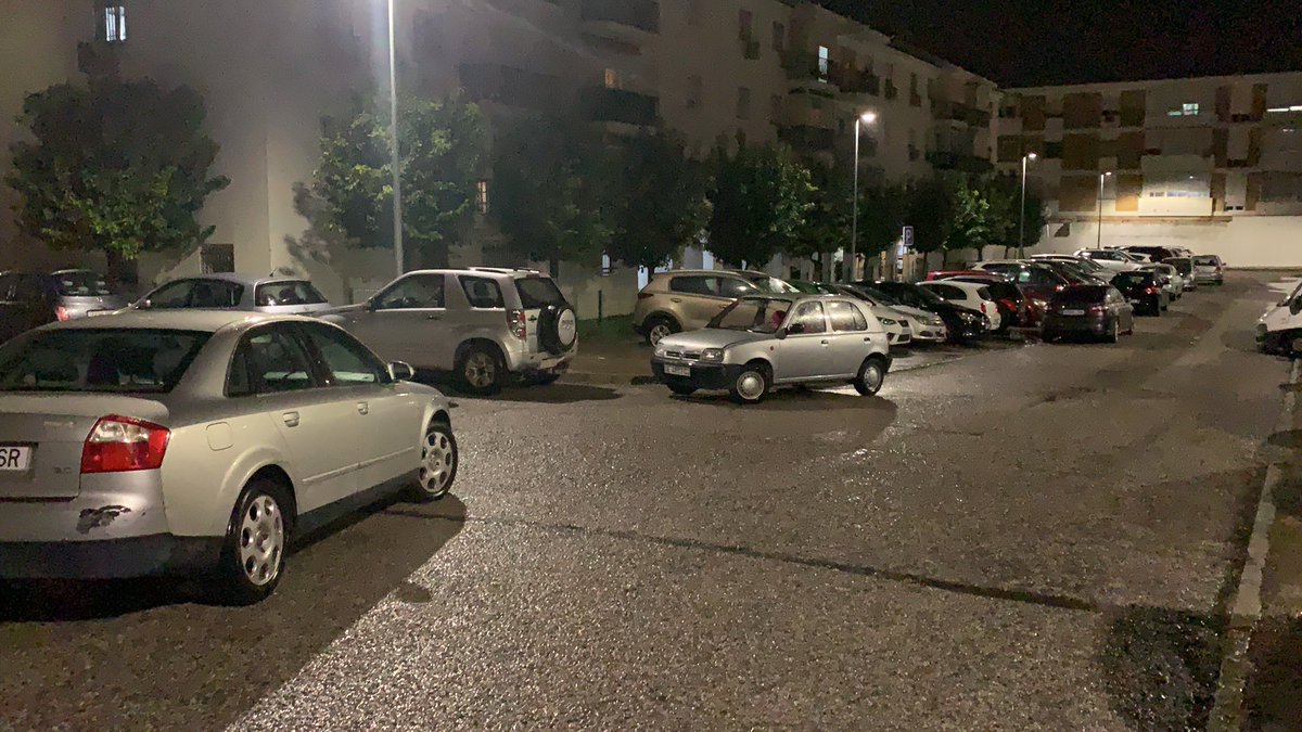 CheguaCorona's tweet photo. @ginespolicia aparcamiento calle Haza de Liendo. Hoy. 20.30 h. 5 coches aparcados en doble fila. Furgoneta medio salida. Dos coches más en la esquina. Esto es inaguantable. https://t.co/uo3RYyKEOI