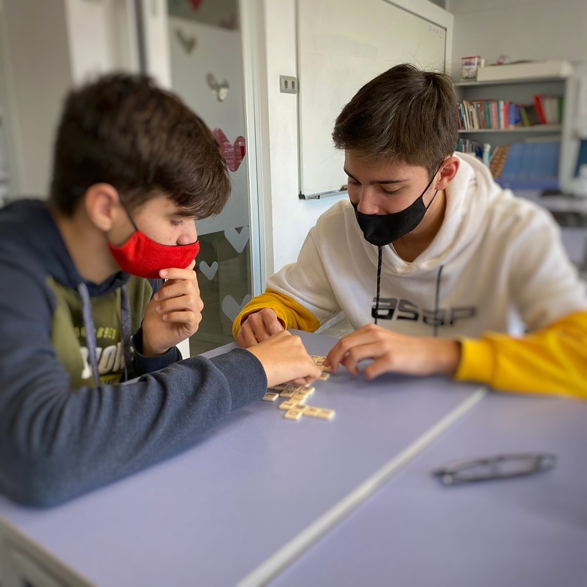 VedrunaTordera's tweet photo. 4t d'ESO ✔️ First Certificate party. A l'extraescolar aprenem jugant!
.
#tordera #intensament #escolacompetent #escolapropera #escolacompromesa #firstcertificateinenglish @cambridgeenglishspain https://t.co/u5qCviAKyp
