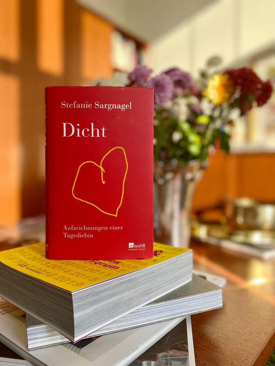 JaquelinePoled1's tweet photo. „Dicht. Aufzeichnungen einer Tagediebin“- @stefansargnagel. Für mich eine Ode an Wien. An das Wien der Augustinverkäufer*innen, der Kellerlokale, der Kieberer, des Gürtels und des Georg Kreislers. 
@rowohlt #literatur #berlin #liest
📸ÖB Berlin https://t.co/207CD0kVFt