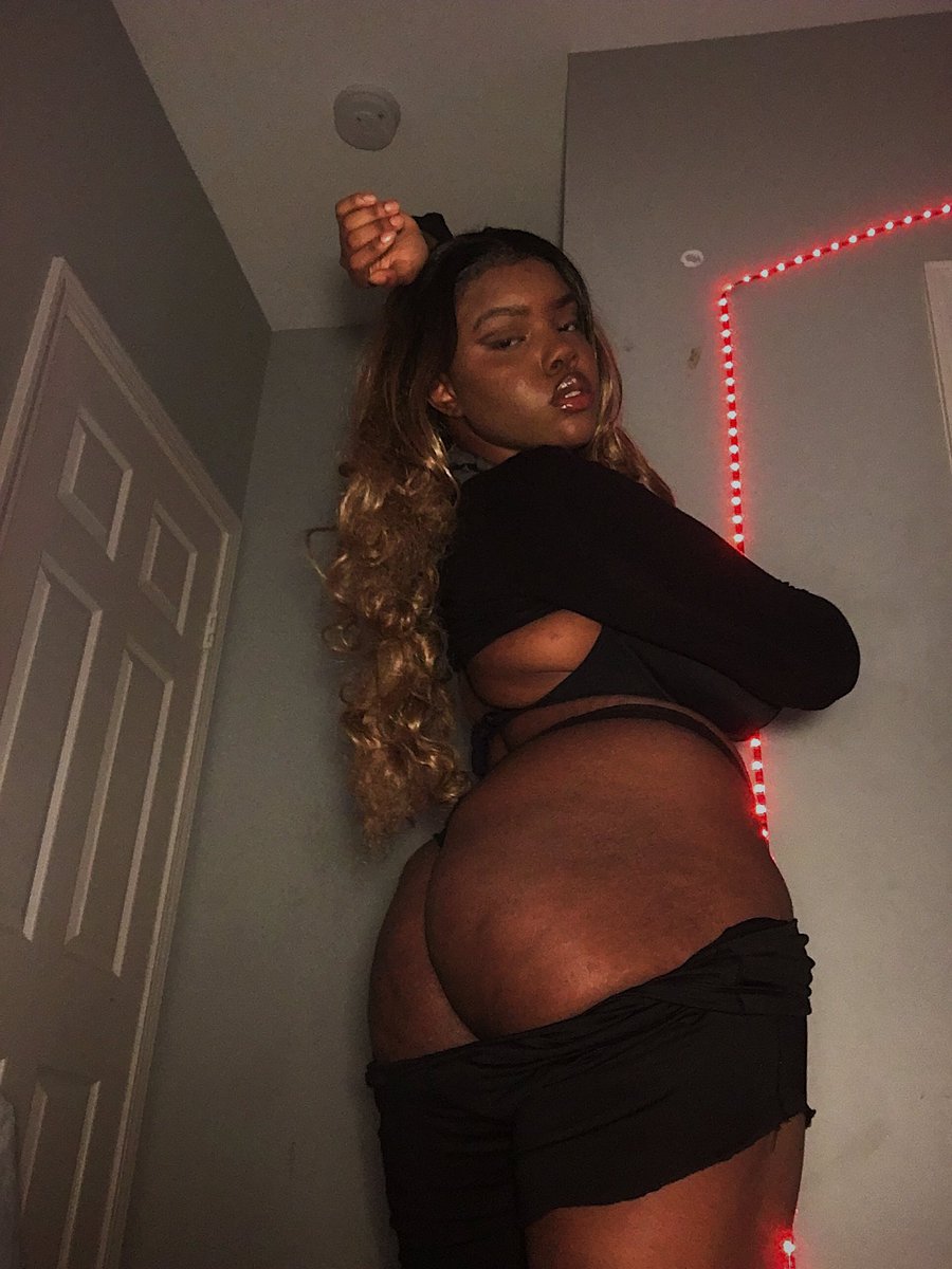 tinniebunni's tweet photo. notice me daddy 🥺✨🖤 https://t.co/df56Aa8OyQ