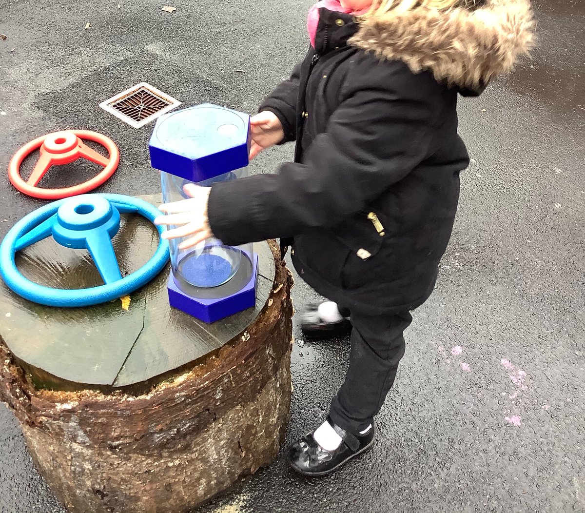 LaceyfieldsRec's tweet image. ⏳ Today we have been learning to wait for our turn. We  used our new large sand timers to wait for our turn with the wheelbarrows! ⏳
@LaceyfieldsA 
# wherelittlemindsgrow