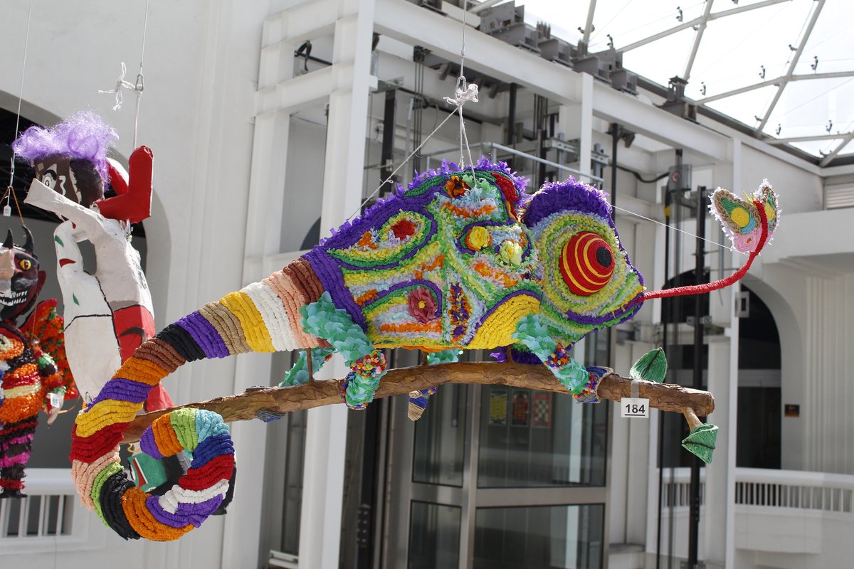 map_mexico's tweet image. Tradicionalmente las piñatas representaban los siete pecados capitales, hoy en día se han reinventado, llenando esta tradición de nuevas figuras y temas.

Y las 194 piñatas participantes de nuestro 14º concurso de piñatas lo demuestran con mucha creatividad, imaginación y color.