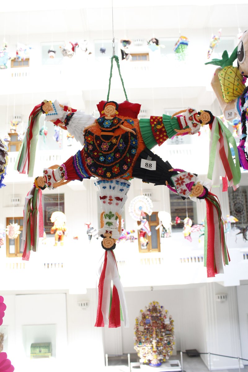 map_mexico's tweet image. Tradicionalmente las piñatas representaban los siete pecados capitales, hoy en día se han reinventado, llenando esta tradición de nuevas figuras y temas.

Y las 194 piñatas participantes de nuestro 14º concurso de piñatas lo demuestran con mucha creatividad, imaginación y color.