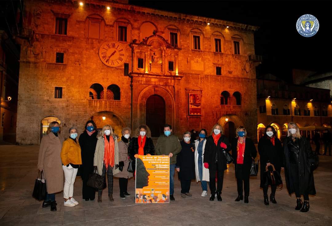 SoroptimistAp's tweet photo. Alla presenza del Sindaco @FioravantiMarco la Presidente @allunae35 e alcune sorelle soroptimiste hanno illuminato il Palazzo dei Capitani #OrangeTheWorld @SIItalia https://t.co/gDZxzOEVfq