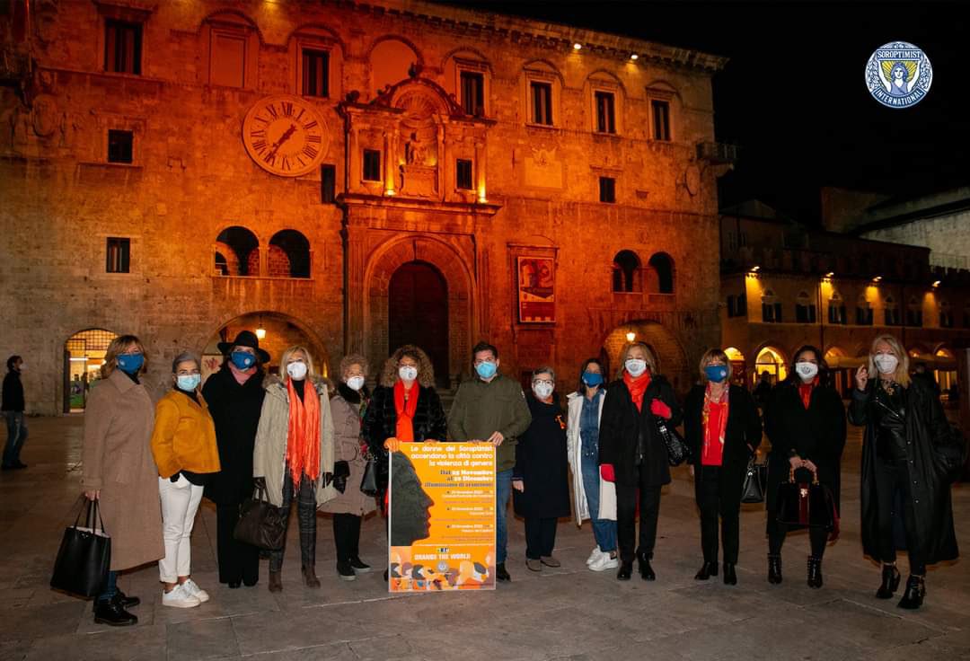 SoroptimistAp's tweet photo. Alla presenza del Sindaco @FioravantiMarco la Presidente @allunae35 e alcune sorelle soroptimiste hanno illuminato il Palazzo dei Capitani #OrangeTheWorld @SIItalia https://t.co/gDZxzOEVfq